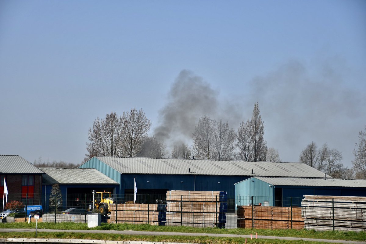 UppelMedia's tweet photo. Achter een bedrijf aan de #Heicopperweg in #Lexmond is zojuist brand uitgebroken. Er zijn meerdere brandweerwagens ter plaatse. De brand lijkt inmiddels onder controle. https://t.co/aUdDVN0grB