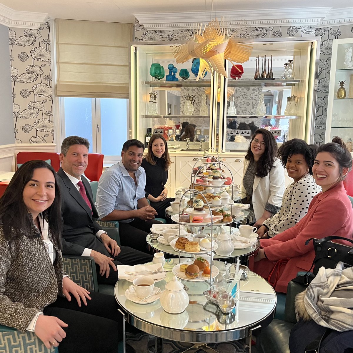 anjoumnooraniuk's tweet photo. Chá as 5 em Londres com um twist (tema: ciência), com 5 ‘Chevening cariocas’ e uma brasileira do @sciencemuseum! Adorei a conversa 🙏, dava para entender melhor o que é a alma brasileira #ukinbrazil #ukinrio #LoveGreatBritain #WelcomeToAnotherSideOfBritain https://t.co/bS0VRbGtBZ