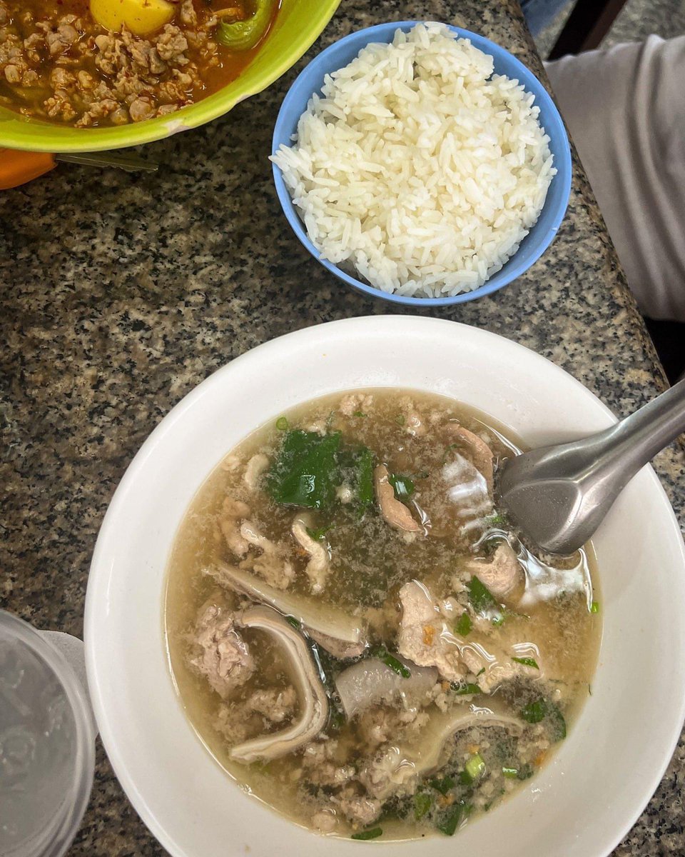 moofaround's tweet photo. ต้มเลือดหมูคุณศรี ร้านดังที่มากี่ครั้งก็ต้องมาแก้แ��งค์ที่นี่ สิ่งที่พวกเราเลิฟที่สุดคือ เค้ามีใบตำลึงต้มลงไปด้วย

เค้ามีทั้ง ต้มเลือดหมู หมูสับต้มยำเต้าหู้ไข่ ก๋วยจั๊บ ต้มซี่โครงหมูผักกาดดอง
#อร่อยไปแดก #อร่อยบอกต่อ @aroii https://t.co/A9TiDl49NN