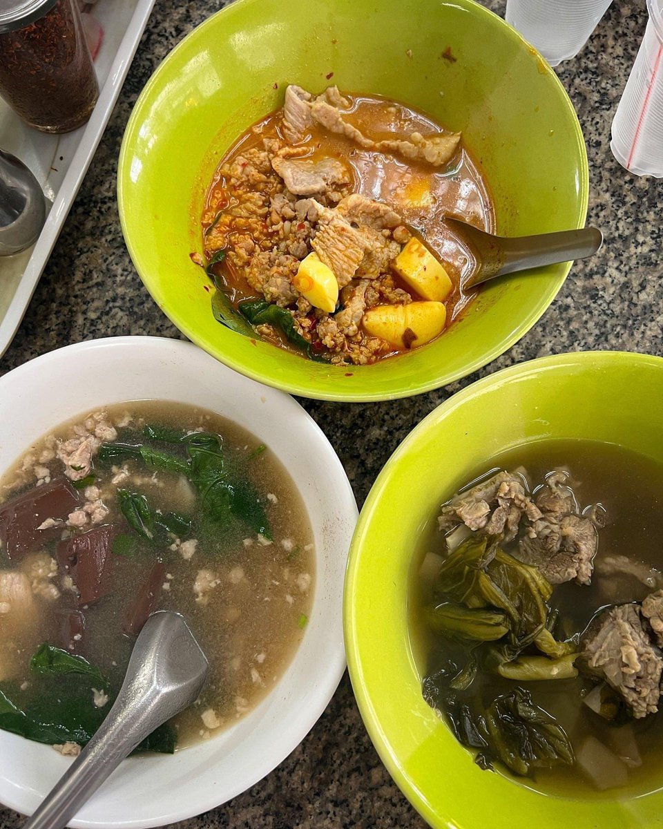 moofaround's tweet photo. ต้มเลือดหมูคุณศรี ร้านดังที่มากี่ครั้งก็ต้องมาแก้แ��งค์ที่นี่ สิ่งที่พวกเราเลิฟที่สุดคือ เค้ามีใบตำลึงต้มลงไปด้วย

เค้ามีทั้ง ต้มเลือดหมู หมูสับต้มยำเต้าหู้ไข่ ก๋วยจั๊บ ต้มซี่โครงหมูผักกาดดอง
#อร่อยไปแดก #อร่อยบอกต่อ @aroii https://t.co/A9TiDl49NN
