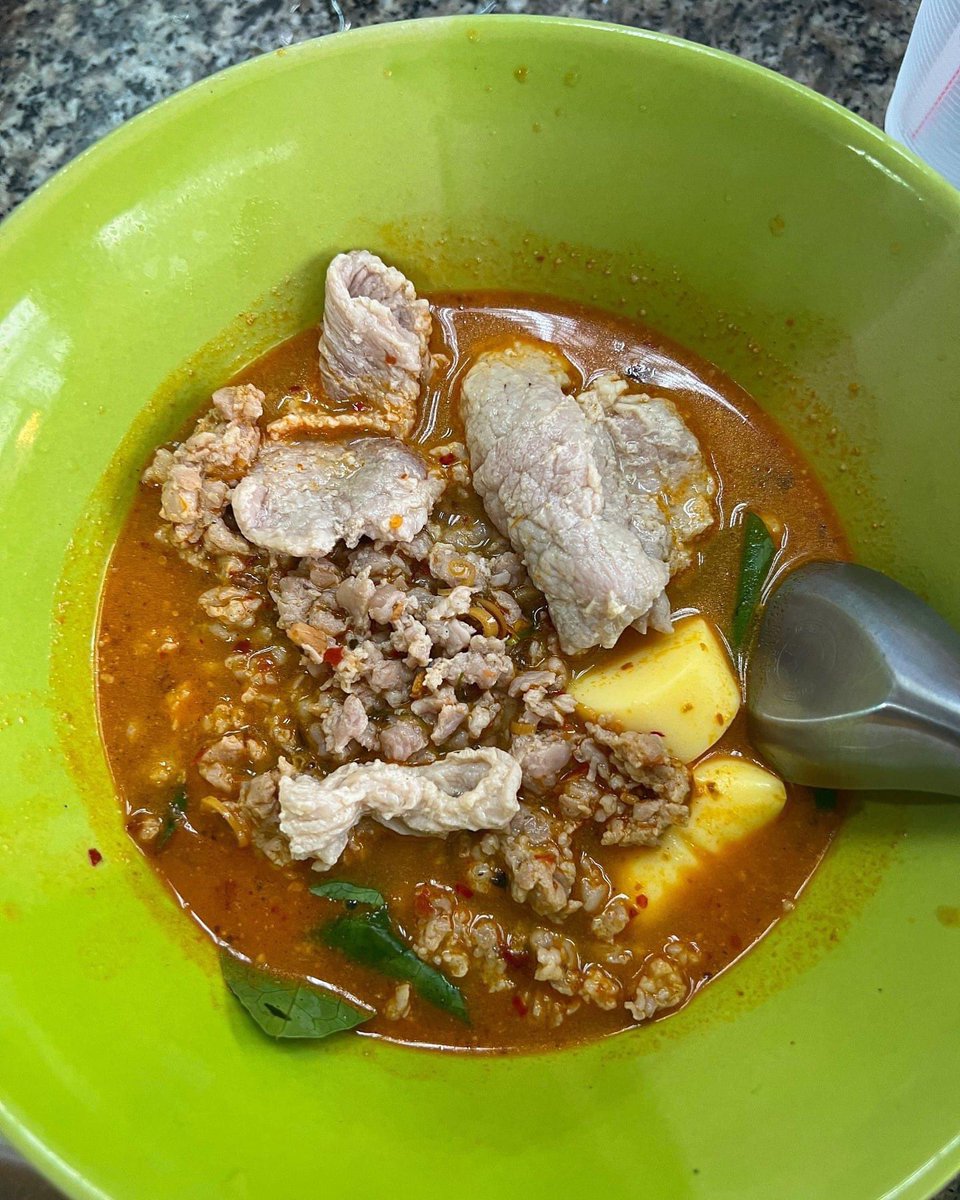 moofaround's tweet photo. ต้มเลือดหมูคุณศรี ร้านดังที่มากี่ครั้งก็ต้องมาแก้แ��งค์ที่นี่ สิ่งที่พวกเราเลิฟที่สุดคือ เค้ามีใบตำลึงต้มลงไปด้วย

เค้ามีทั้ง ต้มเลือดหมู หมูสับต้มยำเต้าหู้ไข่ ก๋วยจั๊บ ต้มซี่โครงหมูผักกาดดอง
#อร่อยไปแดก #อร่อยบอกต่อ @aroii https://t.co/A9TiDl49NN