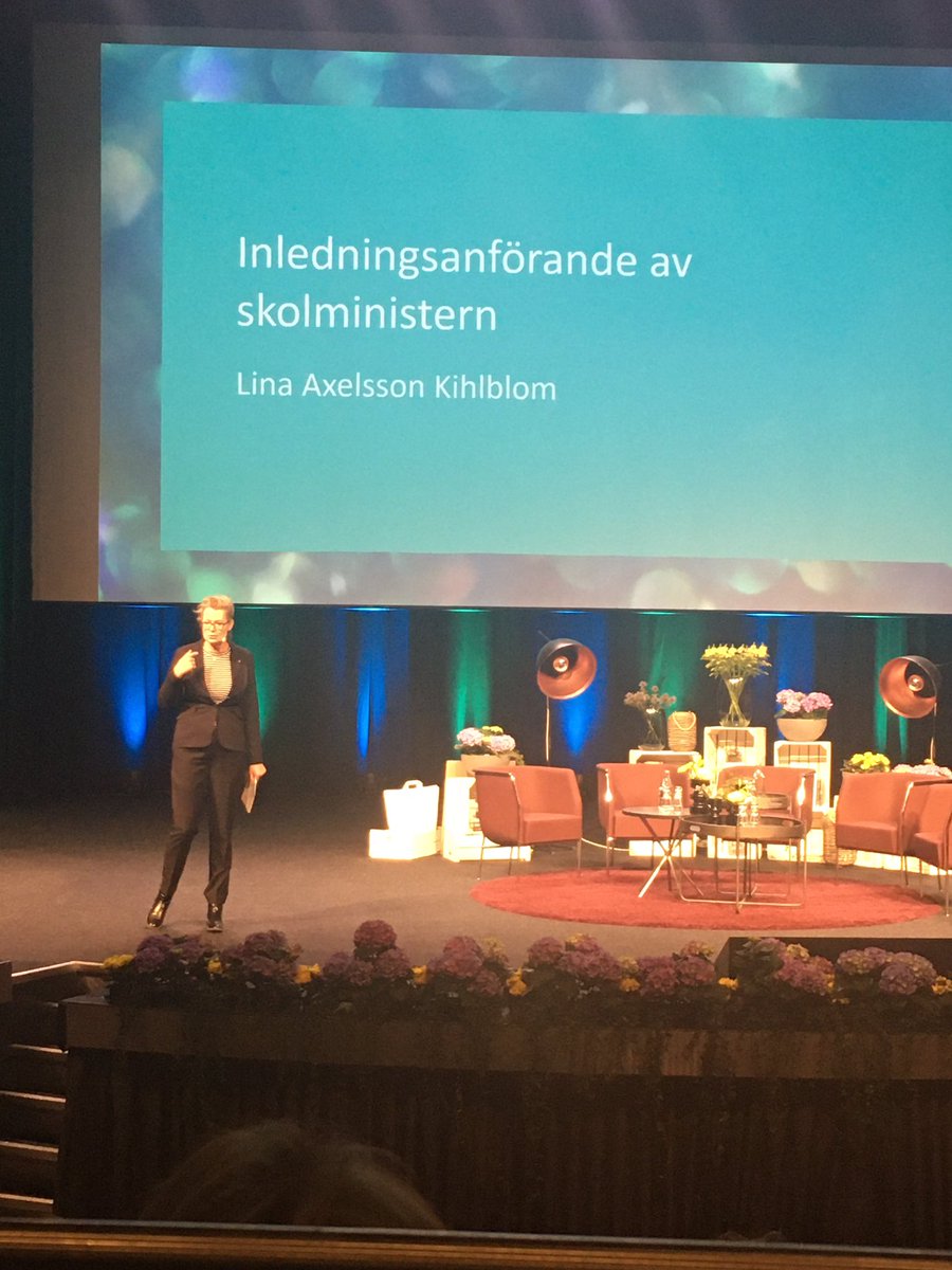 #skolledarkongressen 2022 har startat. Efter tyst minut för Malmö inleder skolminister Lina Axelsson med inspiration och klokskap. Skolledningen på plats med ledarskapet i fokus #Mariehällsskolan #stoltrektor #viktigadagar