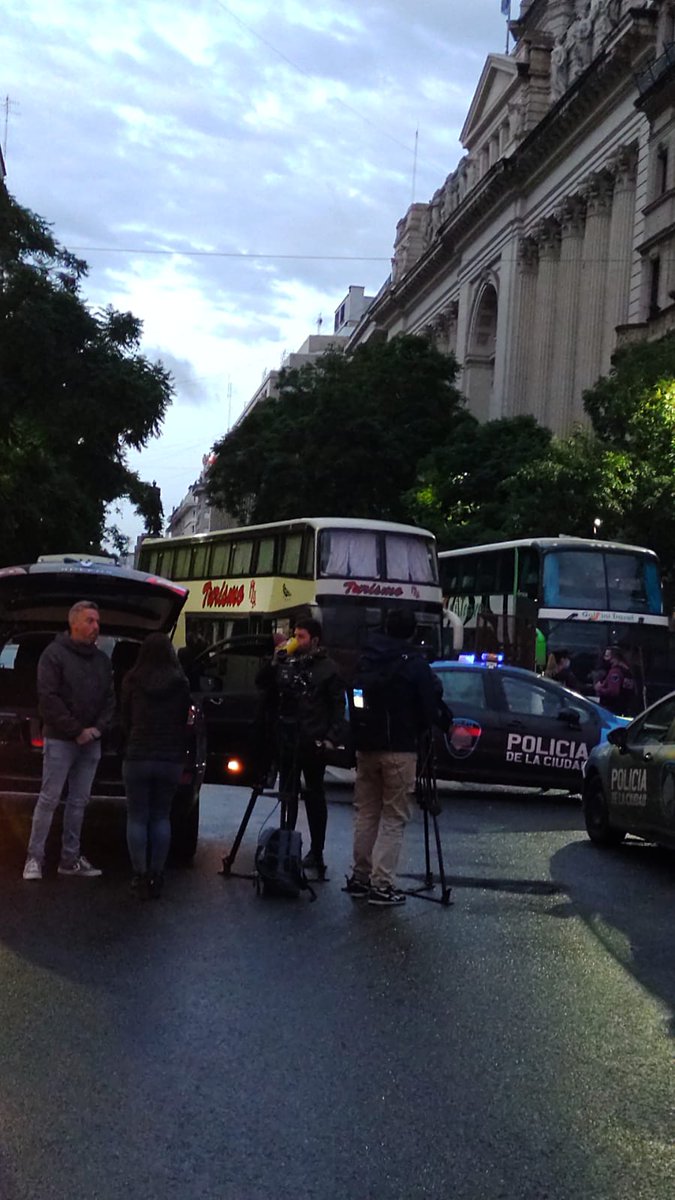 🔴 Plazs de Msyo
Choferes de micros de turismo están concentrados en Diagonal Sur y Bolivar. 

Enterate de los demas cortes y piqeuetes aca piquetes.alertastransito.com 

#AlertasTransito 
📷 <a href="/HugoPalamara/">Hugo  Palamara</a>
