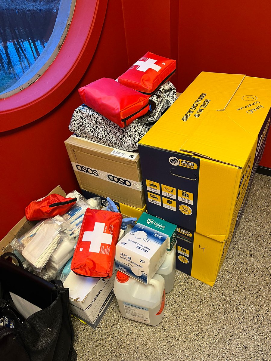 Belangrijk en help! Morgen is van 14.00 tot 21.30 bij Radion de wekelijkse collect4ukraine inzameling van spullen voor vluchtelingen uit Oekraïne. Ze vragen om schone kleren, sanitaire middelen, medicijnen en meer. Zie ook instagram.com/entliczekperli… #Amsterdam #Nieuwwest