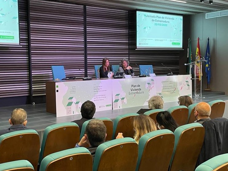 paistransversal's tweet photo. 📄Continuamos con la presentación del diagnóstico del #PlanViviendaExtremadura y las líneas estratégicas. 

🏘 @consolprados y @paistransversal presentamos algunos datos sobre la realidad de la #vivienda en #Extremadura.

💻Streaming: https://t.co/0s2jLRhBt8 https://t.co/aeWp75tygo