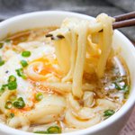 仕上げに加えるチーズがよく合いそう!電子レンジで作れちゃう、簡単「うどん」レシピ!