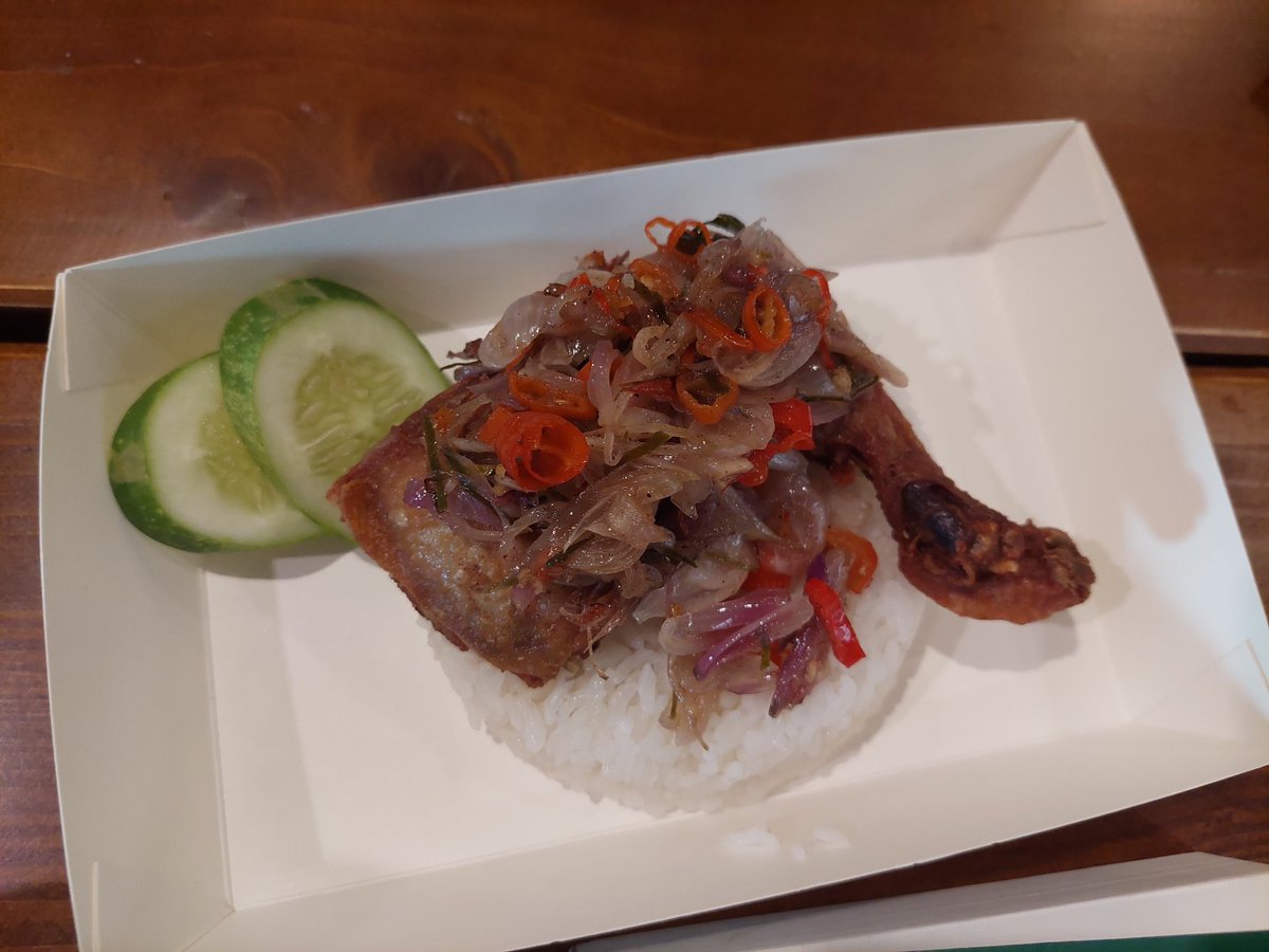 haebaeby_'s tweet photo. Hari ini mampir ke @BacaDiTebet, cuma 1jam lebih disana, karna buru² ngejar kereta dan kurang puas banget😭
Makan ayam sambel matah, rasanya enak bnget...
Someday mampir lgi,biar puas https://t.co/BaBkKn675W