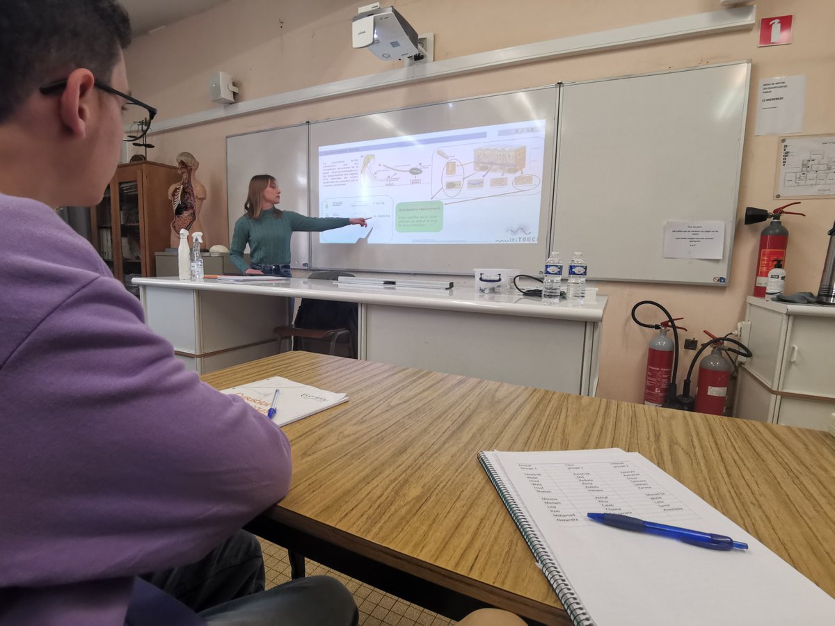 Visited Schools in Brussels to talk about the research in the field of Touch and Pain. Thanks to <a href="/multiTOUCH_itn/">multiTOUCH</a> 
@UCLouvain_be #outreach #multisensory #BrainAwarenessWeek 

<a href="/giuliaespo_/">Giulia Esposito</a> @Detjon_ <a href="/spigoo/">André Mouraux</a> @CollignonOlivi1