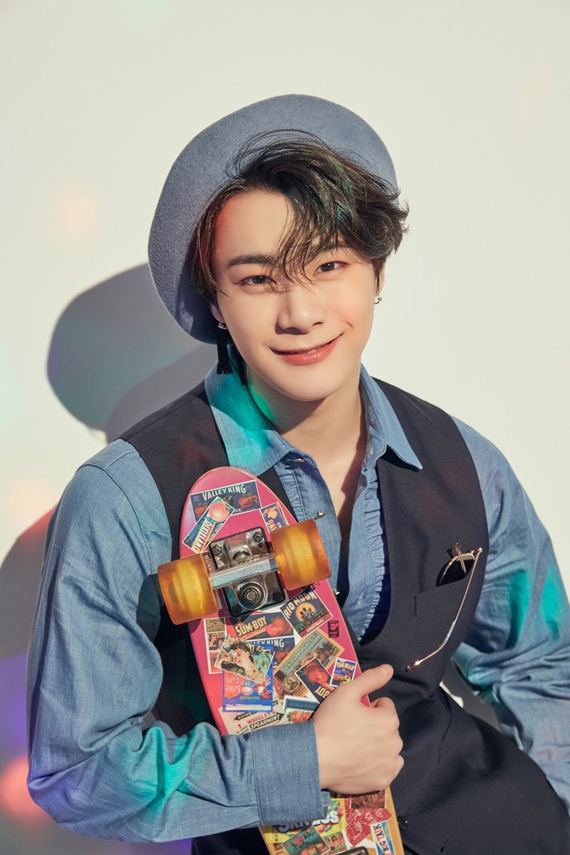 astarchive's tweet photo. [📸] Party Time : Retro Party - MOONBIN
(1/3) https://t.co/b5j3XEvHIT