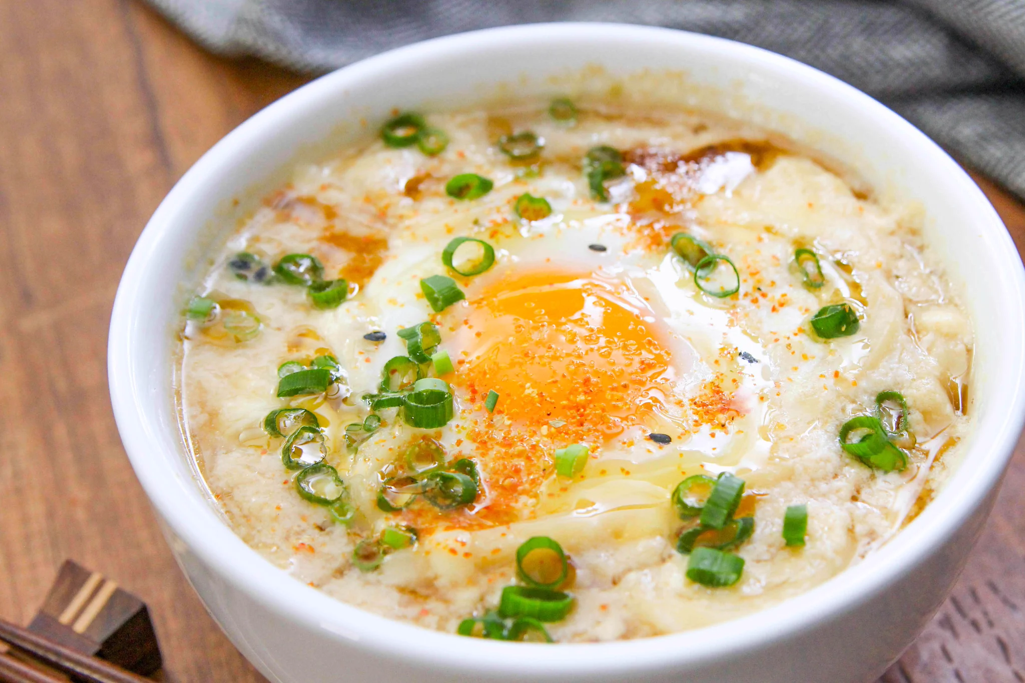 仕上げに加えるチーズがよく合いそう！電子レンジで作れちゃう、簡単「うどん」レシピ！