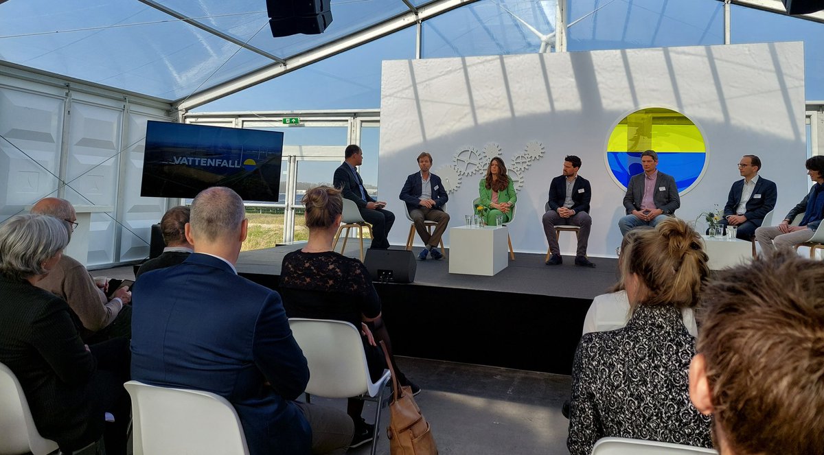 AnoukFlo's tweet image. Ein-de-lijk weer eens het veld in met elkaar! 🥳 Kennissessie bij ons nieuwe #energieparkHaringvliet waarin we de voordelen van het combineren  van #zon , #wind en #batterijen bespreken met gemeenten, provincies, netbeheerders en ontwikkelsector. #energietransitie #hybrideparken