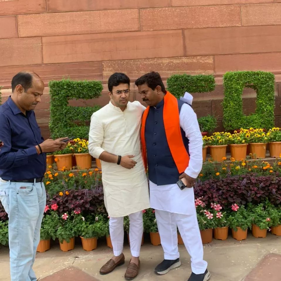 MahendraForBJP's tweet photo. संसद परिसर में भारतीय जनता युवा मोर्चा @BJYM के राष्ट्रीय अध्यक्ष आदरणीय श्री @Tejasvi_Surya जी से मुलाकात हुई तथा मध्य प्रदेश दौरे के स���बंध में चर्चा हुई। https://t.co/M9VG9S8huq