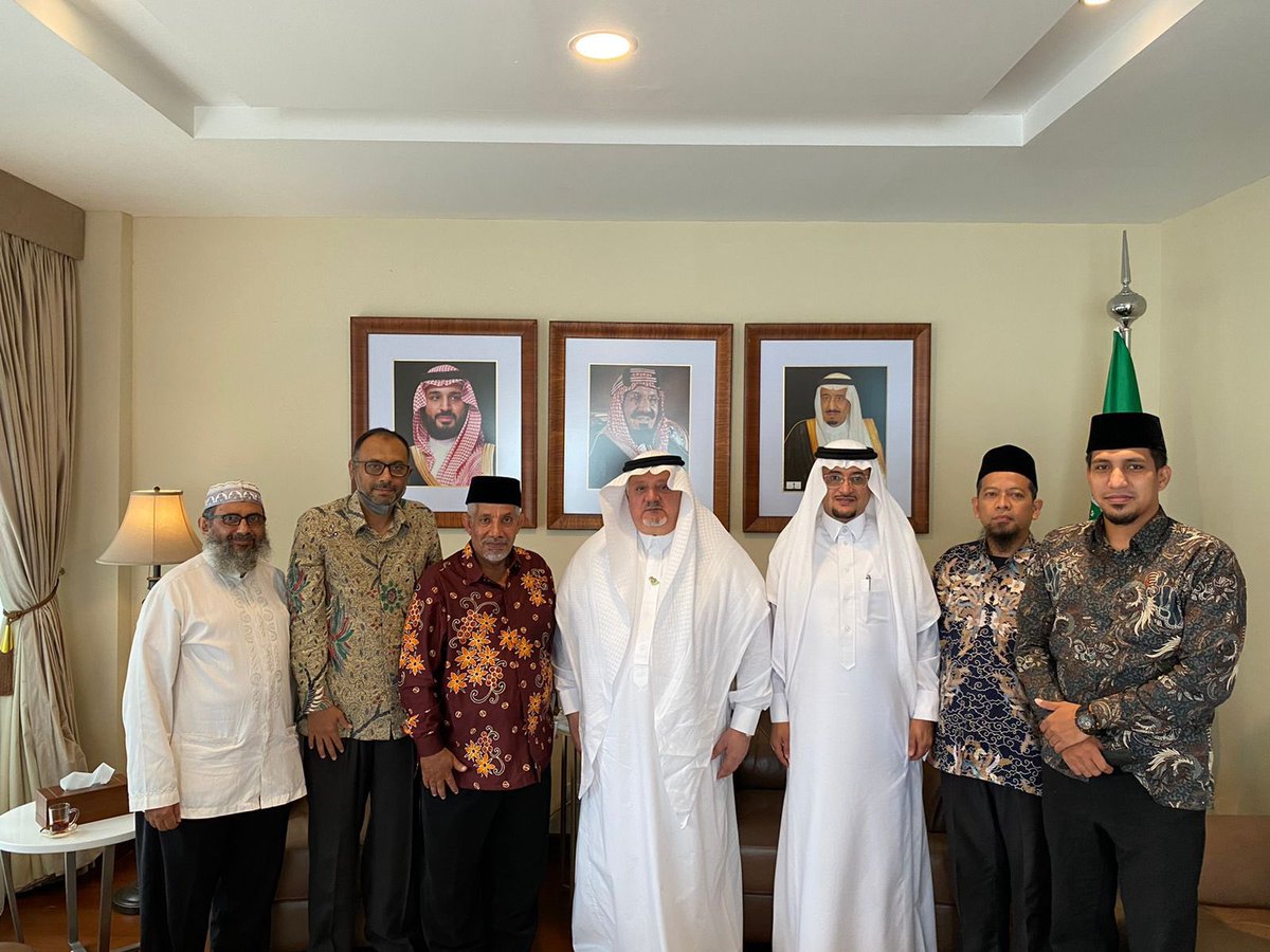 Dubes #Arab_Saudi #Esam_Althagafi menyambut Ketua Organisasi Al Irsyad Al Islami pusat beserta rombongan, di kantor kedubes, yang menyampaikan berbagai aktivitas dan sumbangsih Al Irsyad di masyarakat #Indonesia. Turut hadir Wakil Dubes Tn. Yahya Al-Qahtani.