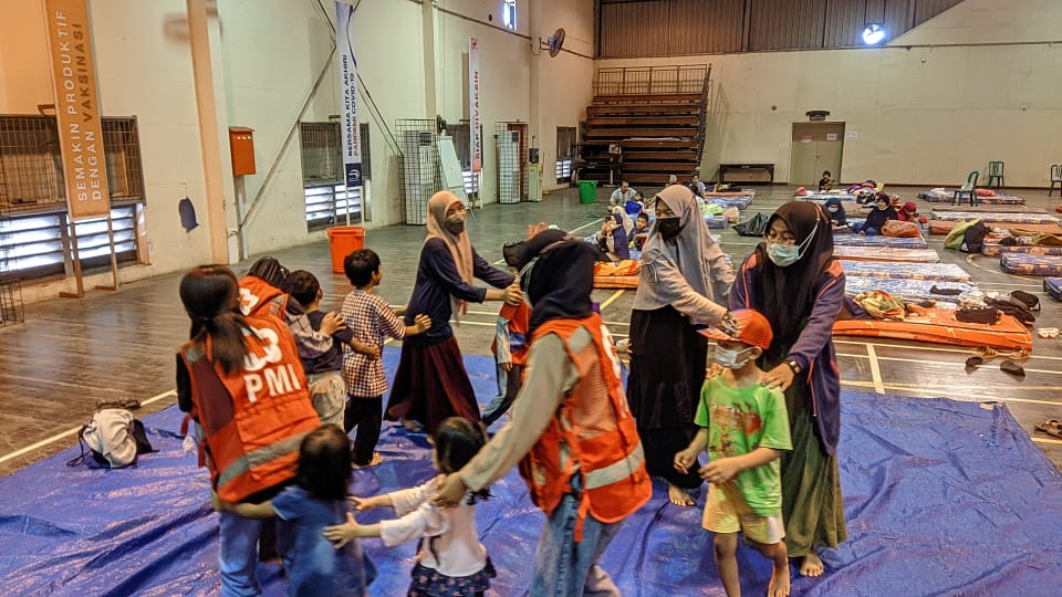 Tim Relawan PMI Kab. Kutai Timur memberikan Layanan PSP (Physicological Support System) atau Dukungan Psikososial kepada Adik-adik Korban Banjir Sangatta yang sedang mengungsi
<a href="/palangmerah/">Indonesian Red Cross</a>
<a href="/ifrc/">IFRC</a>

#PMISelaluBantu #layananPSPPMI #BanjirKutaiTimur #BanjirSangatta