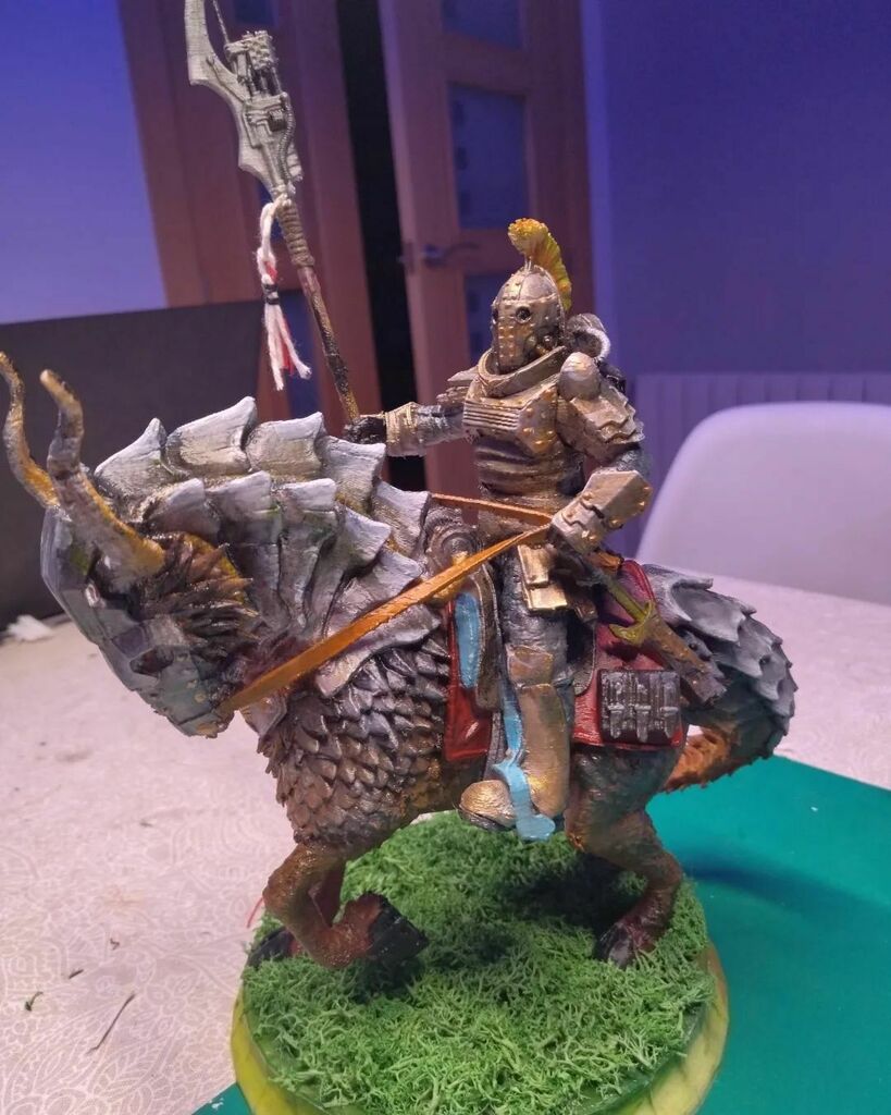 Cavaller amb armadura pintat a aerògraf i pinzell amb acabats metàl·lics. Per a la base hem utilitzat una mica d'herba artificial que li dona un toc. Imprès en pla plus amb una artillery X1 la grandària en altura és de 28 centímetres.

#3dprinted #3dmodel #3dproject #3dprint…