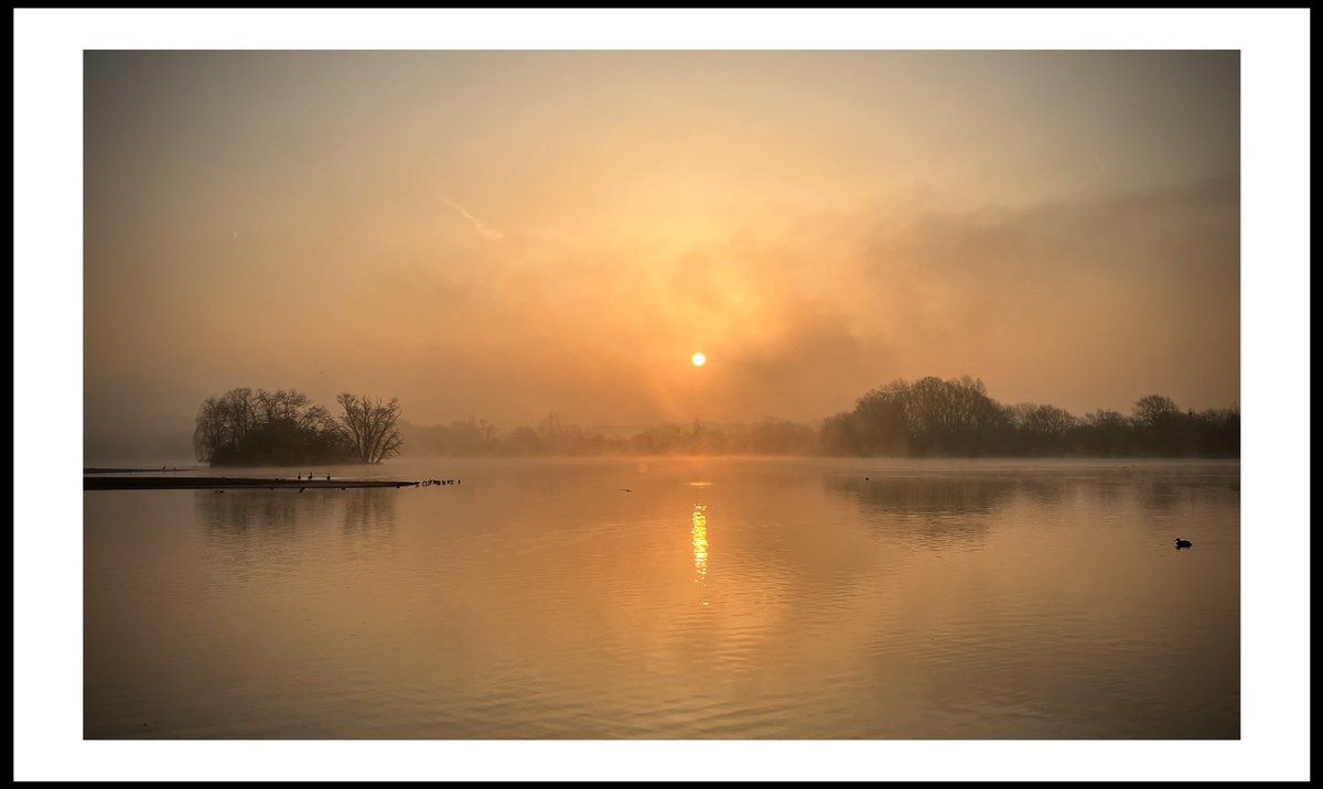 Sunrise over Little Marlow Gravel Pit. A haven for local &amp; migrating wildlife &amp; a vital component of the Marlow-Bourne End #greenbelt #saveourgreenspace 🌍 <a href="/LittleMarlowCP/">Little Marlow Lakes Country Park</a> <a href="/WildMarlow1/">@WildMarlow</a> <a href="/bucksbirdclub/">bucks bird club</a> <a href="/MyMarlowUK/">MyMarlow.co.uk</a>