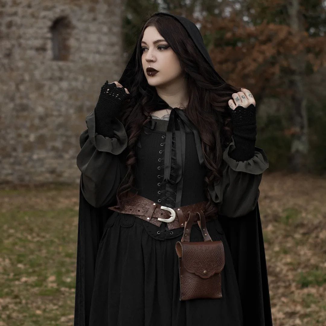 CostureroReal's tweet photo. 🌿Keep all your ingredients and secrets in our belt bag. @lasorgentepagana(IG) is wearing our #handmade belt and black witch cloak.
👉https://t.co/c2C349yr3h👈

#folkcostume #folklore #etsyshop #witchy #folkqueen #medieval #WitchQueen #celtic #Darkwood  #cottagecore #Woodland https://t.co/H9zG5dUYWZ