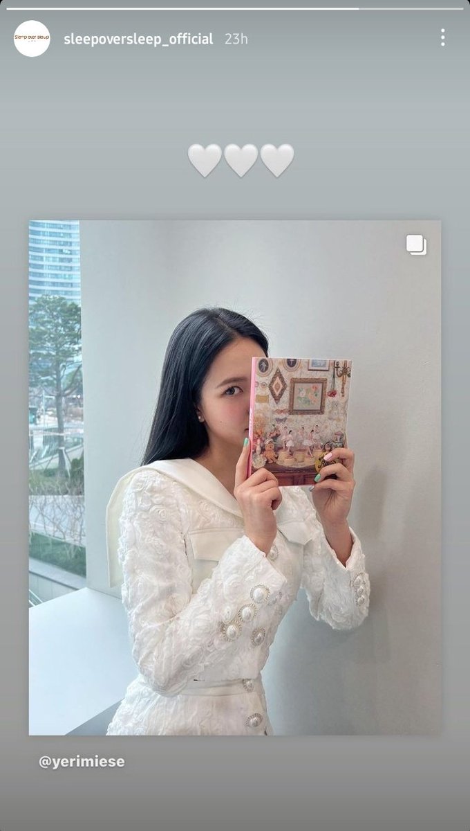 kimyerimbrand's tweet photo. 220321 [sleepoversleep_official] with #YERI!

🤍🤍🤍

Yeri wearing 'White Rose Jacket &amp; Skirt' 
https://t.co/x4xWFIePwh
#예리 #sleepoversleep @RVsmtown https://t.co/37GBYj8NSi