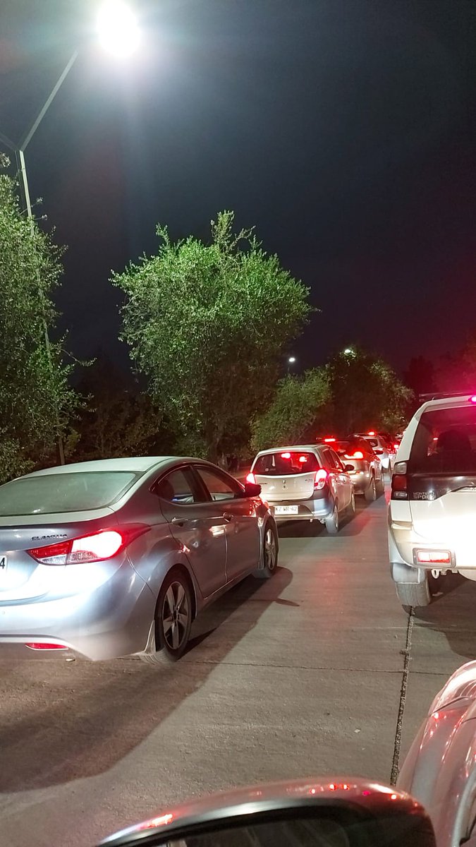 <a href="/uoct_santiago/">UOCT Santiago</a> <a href="/dtpm/">dtpm</a> <a href="/Orrego/">Claudio Orrego L.</a> <a href="/rodolfocarter/">Rodolfo Carter 🇨🇱</a>  tacos kilométricos en Altomacul, los semáforos una vez más, mal sincronizados en Quilin con Las Perdices/Departamental con puente Las Perdices..Miles de vecinos no avanzan y no pueden salir del sector. Es urgente su regulación