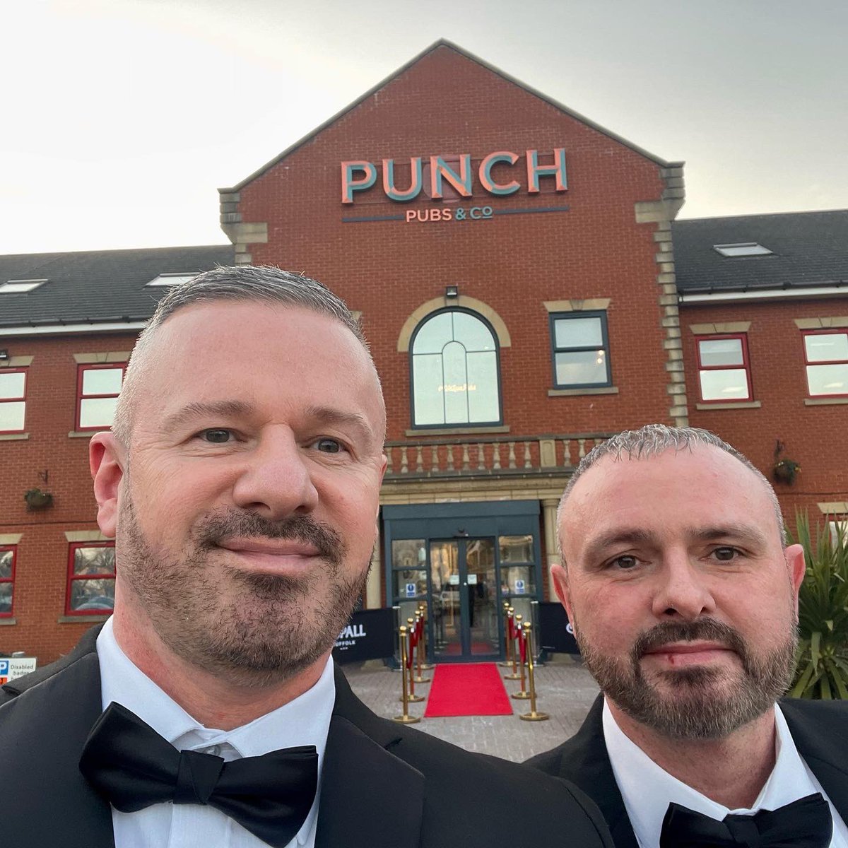 WellingtonWD6's tweet photo. We are so proud to announce that @WellingtonWD6 Shaun &amp; Neil became a Publican Of The Year at last night’s glittering ceremony!!! None this would have been possible without the tireless efforts of Jo, Karli, Emily, Mel, Amy, Alfie, Freddy and the rest of the Wellington team! 🍾🍾 https://t.co/9oE6GJSFPN
