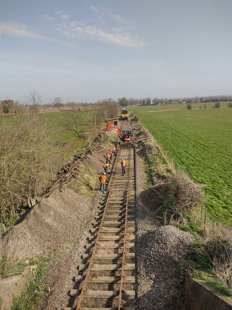 CWRailway's tweet photo. Another beautiful day to be out in the glorious South Oxfordshire countryside! First rail of the second panel going back in. https://t.co/a6BjOib36S
