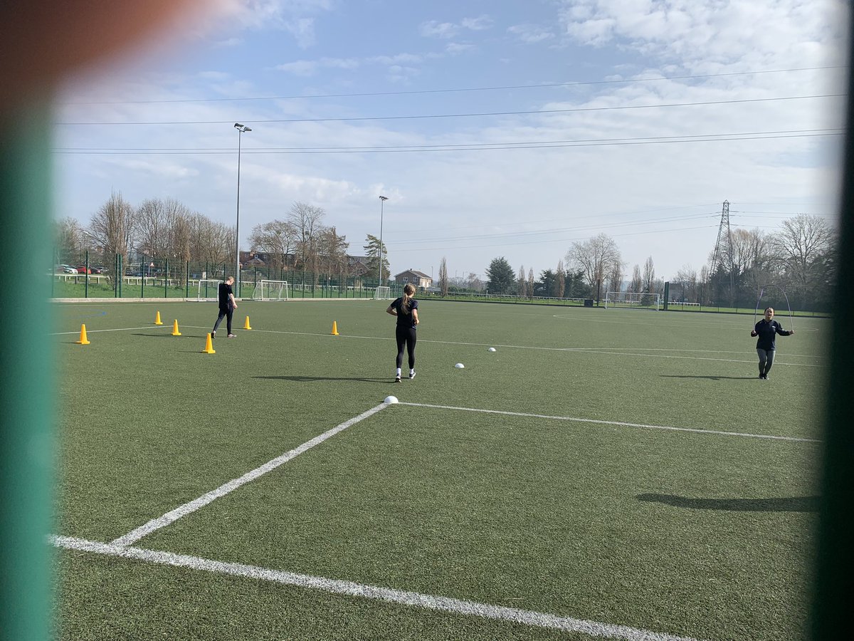rich_pepperell's tweet photo. Group research projects out in the sun for @WorcPE and @WorcUni_SCS students in #SPRT2063 #lovingscience https://t.co/p5nlK8LEdY