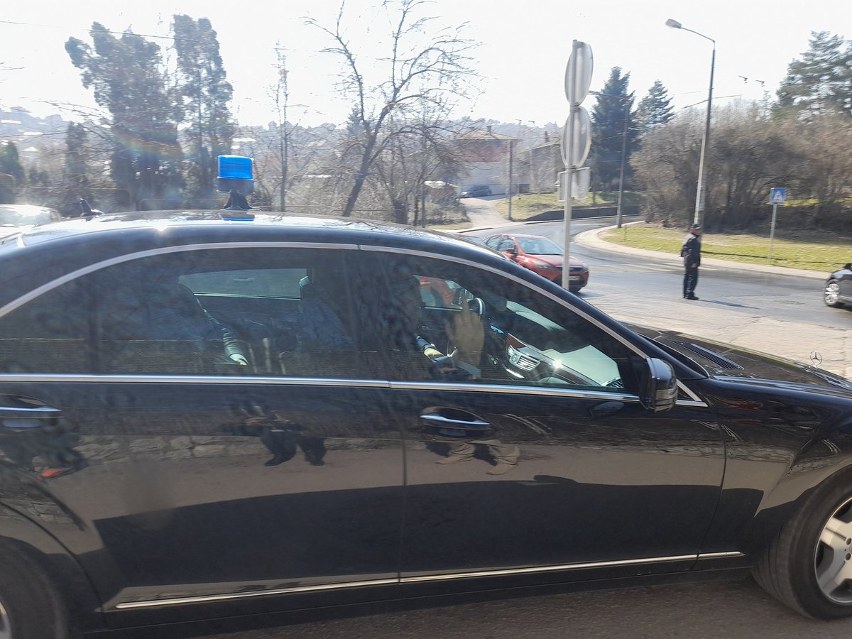 djvujovic's tweet photo. Dodik je nešto više od sat proveo u zgradi Tužilaštva gdje je saslušan u predmetu "Pavlović banka". Saslušanje završeno, i prilikom odlaska reagovao neprimjerenim gestom prema novinarskim ekipama @novabhtv https://t.co/J1ihwzL3TU