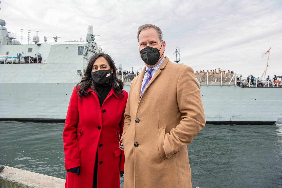 DarrenFisherNS's tweet image. It was great to see Minister @AnitaAnandMP this weekend for the #HMCSHalifax departure ceremony.
She spent most of her time speaking with crew members and their families—and you could see how much she cares about them. How proud she is of them.
We all are.