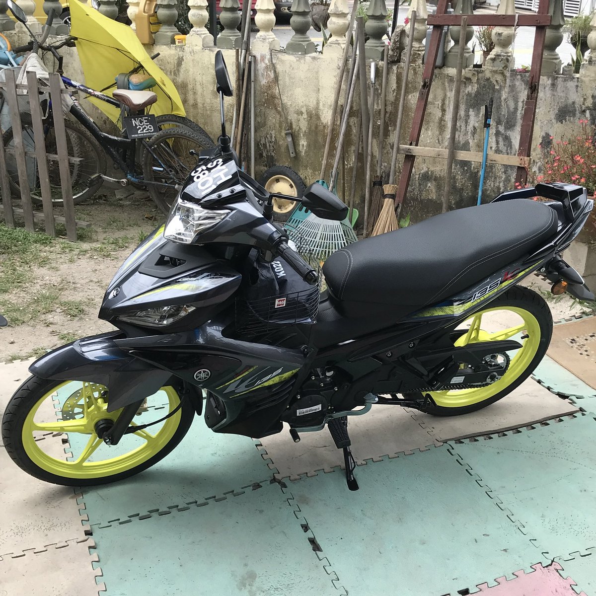 syahradzin's tweet photo. Assalammualaikum, minta jasa baik utk viralkan; motor saya hilang semalam di sblh bangunan Wisma PMB, Jalan Lumut berdekatan KPJ Sentosa. Motor mmg semua part standard, cuma mono je warna kuning.

Jenis motor: YAMAHA LC135
Plat: SYH 5801
Waktu hilang: 3pm - 5:30pm (21/3/2022) https://t.co/N9FOfp1gV2