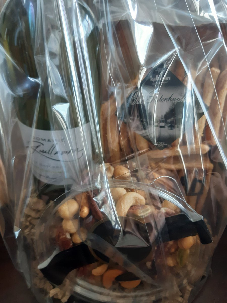 Faemke's tweet image. Bedankt lieve @fritsbroers, die namens het AB van @hbscraeyenhout dit geweldige borrelpakket kwam brengen voor pechvogel @StevenVisee! #lief #beterschap #gaatsnellermetwijn