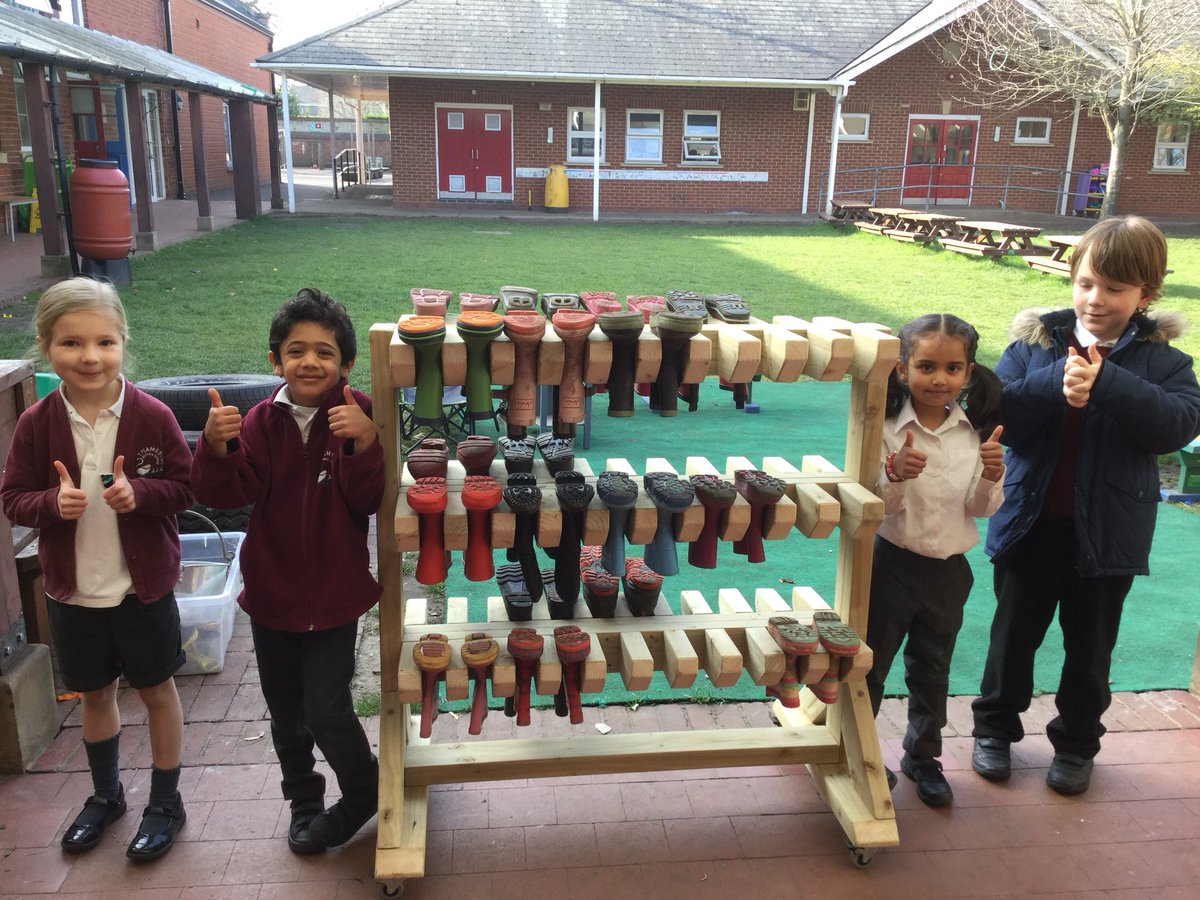 ThamesideSch's tweet photo. A HUGE thank you to Mr Harvey for making this amazing welly rack for Year 1. Thanks to all of those who have donated wellies too. We would really appreciate more donations, especially of size 11s. #Year1tps #YRStps #YSCtps #belongingtps #outdoorlearingtps #continuousprovisiontps https://t.co/yn1KZAr8tN