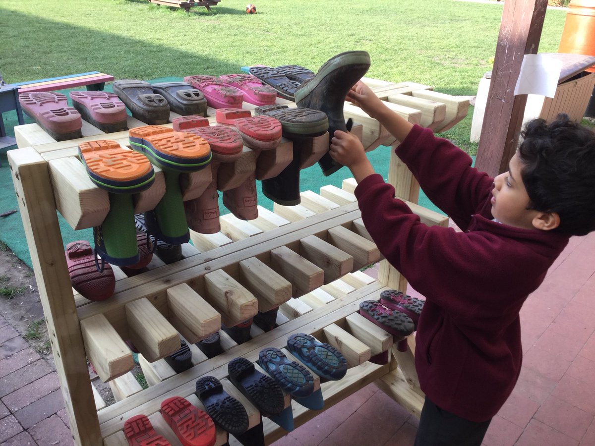 ThamesideSch's tweet photo. A HUGE thank you to Mr Harvey for making this amazing welly rack for Year 1. Thanks to all of those who have donated wellies too. We would really appreciate more donations, especially of size 11s. #Year1tps #YRStps #YSCtps #belongingtps #outdoorlearingtps #continuousprovisiontps https://t.co/yn1KZAr8tN
