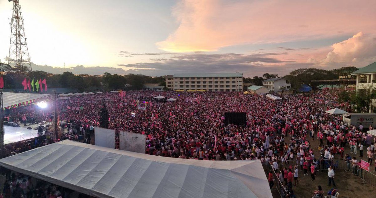 ronaldgem's tweet photo. According to the local PNP and rescue team, crowd estimate as of 6 PM: 35,000!

#MasaganangANEhan #AndiNEnasiLENIatKIKO #NuevaEcijaIsPink https://t.co/363xeItAqS