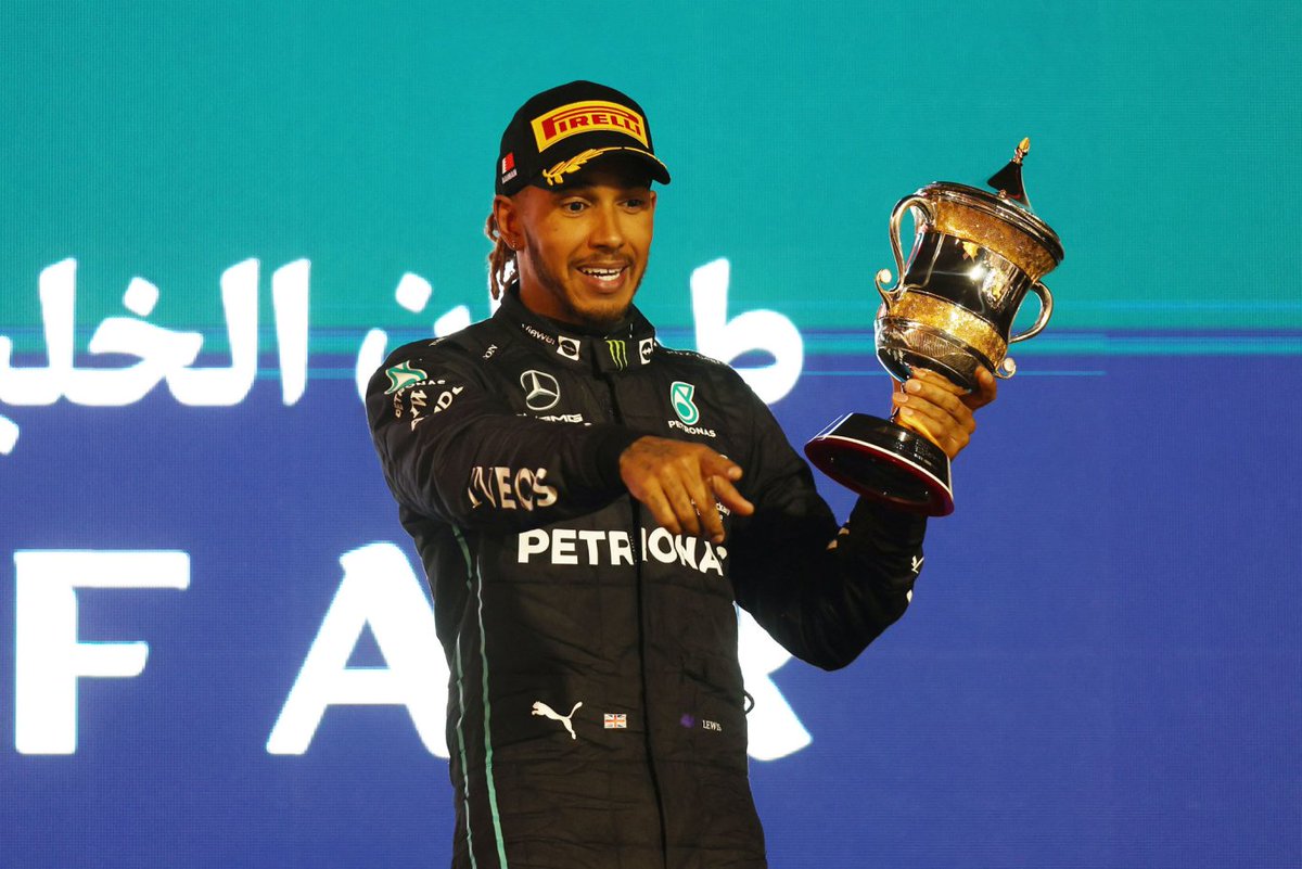 TearOffFR's tweet photo. 📊 Lewis Hamilton est désormais monté sur un podium lors de 16 saisons consécutives avec le #BahrainGP 🇧🇭 !

Il bat le record précédemment détenu par Michael Schumacher, qui s'était arrêté à 15.

#F1 | @LewisHamilton https://t.co/a4G0xz9BtA