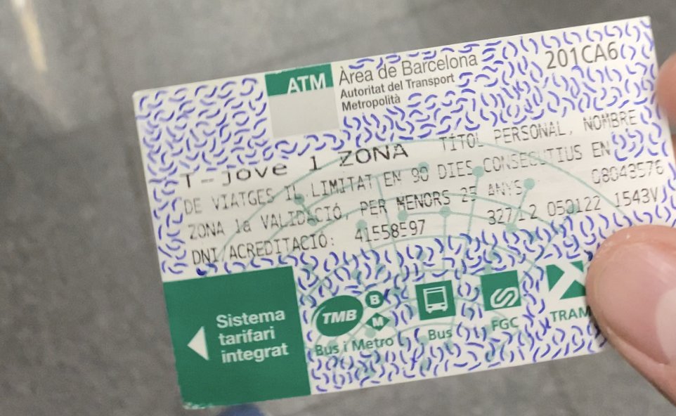 smarinvanegas's tweet photo. he perdut un t-jove al bus h16 fa 1h, anava des de pl catalunya fins a ramon trias fargas (upf). Ajudeu a un estudiant en exàmens amb un rt siusplau (adjunto foto) https://t.co/UPpopHytY5