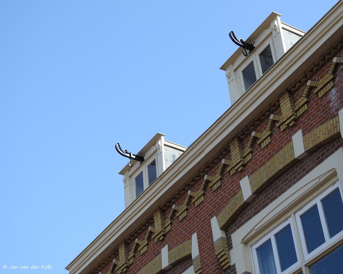 BekiekTwente's tweet photo. Kijk in de etalages naar de koopjes en bezoek de lokale ondernemers, maar kijk ook 's naar de mooie gevels erboven.
#Grotestraat #Almelo #awtd 
#Twente #BekiekTwente 
#architectuur #kooplokaal
2/2 https://t.co/9eHMKgpJGd