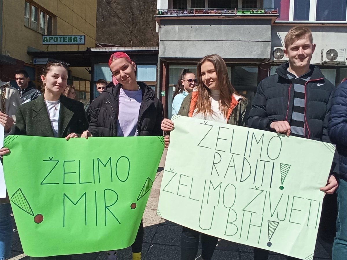 WorldVisionBiH's tweet photo. ✌️ Želimo mir❗️ Želimo raditi u BiH, želimo graditi 🇧🇦, poruke su koje povodom #DanMladihGradaGoražda šalju srednjoškolci sa ovog područja. #peace 👉 Situacija u regionu i tenzije u našoj zemlji mlade muškarce i žene ne ostavljaju ravnodušnim. https://t.co/EcINFdgIoB