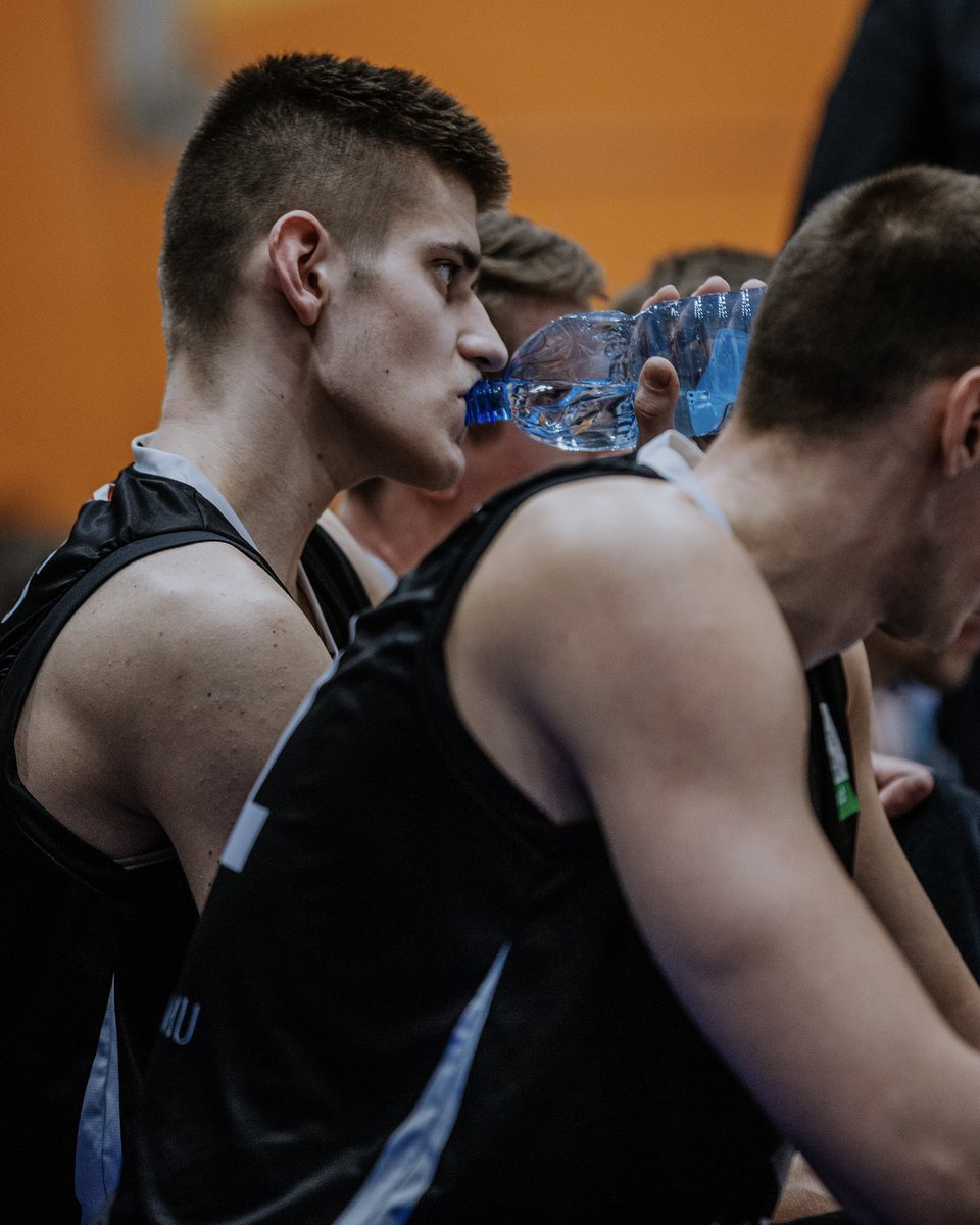 vefriga's tweet photo. Pasaules Ūdens dienā sakām lielu paldies mūsu ilggadējiem draugiem no @Svetavots, kas nodrošina komandu ar nepieciešamo ūdens daudzumu, lai atjaunotos treniņu un spēļu laikā. 💧 https://t.co/ZUdMLSCEY5