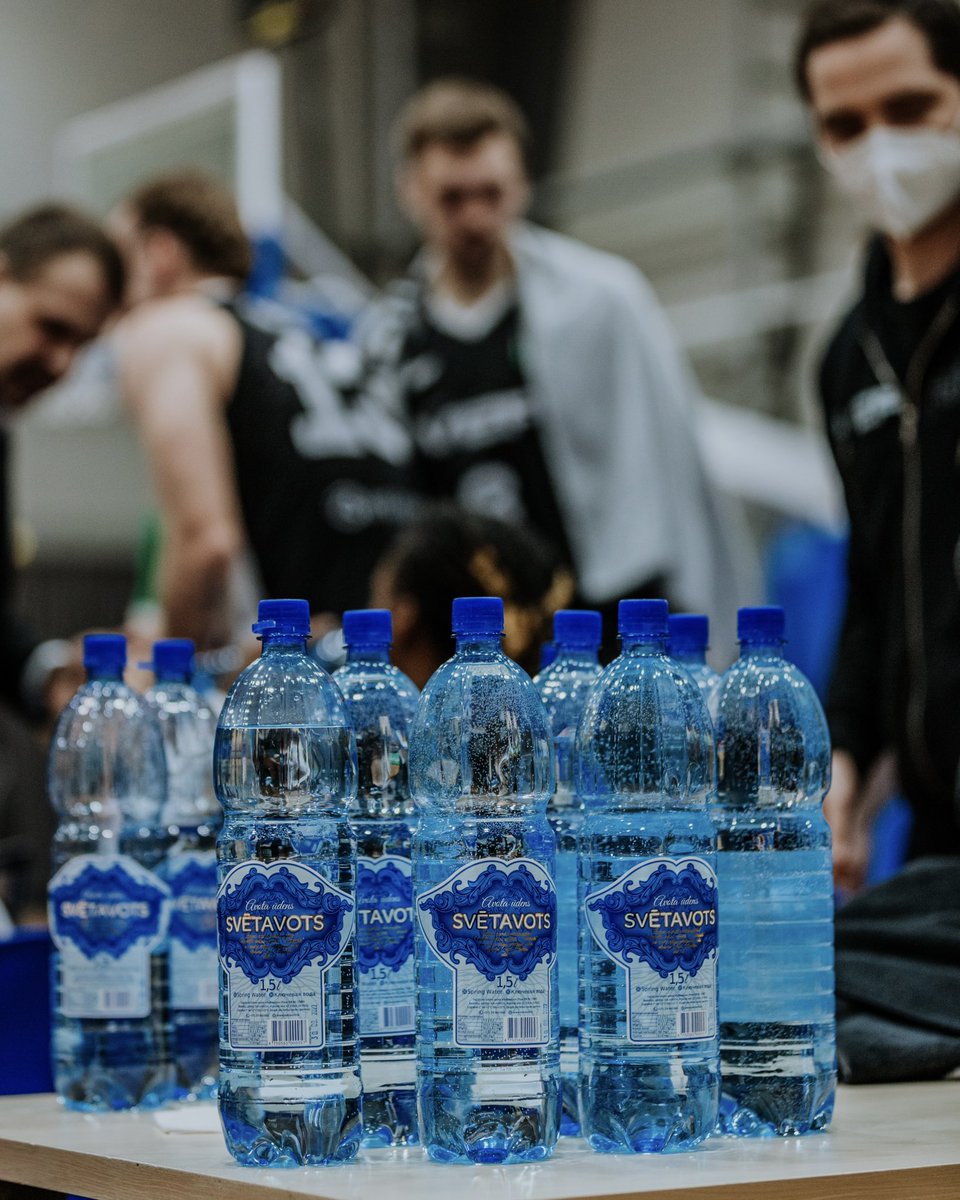 vefriga's tweet photo. Pasaules Ūdens dienā sakām lielu paldies mūsu ilggadējiem draugiem no @Svetavots, kas nodrošina komandu ar nepieciešamo ūdens daudzumu, lai atjaunotos treniņu un spēļu laikā. 💧 https://t.co/ZUdMLSCEY5