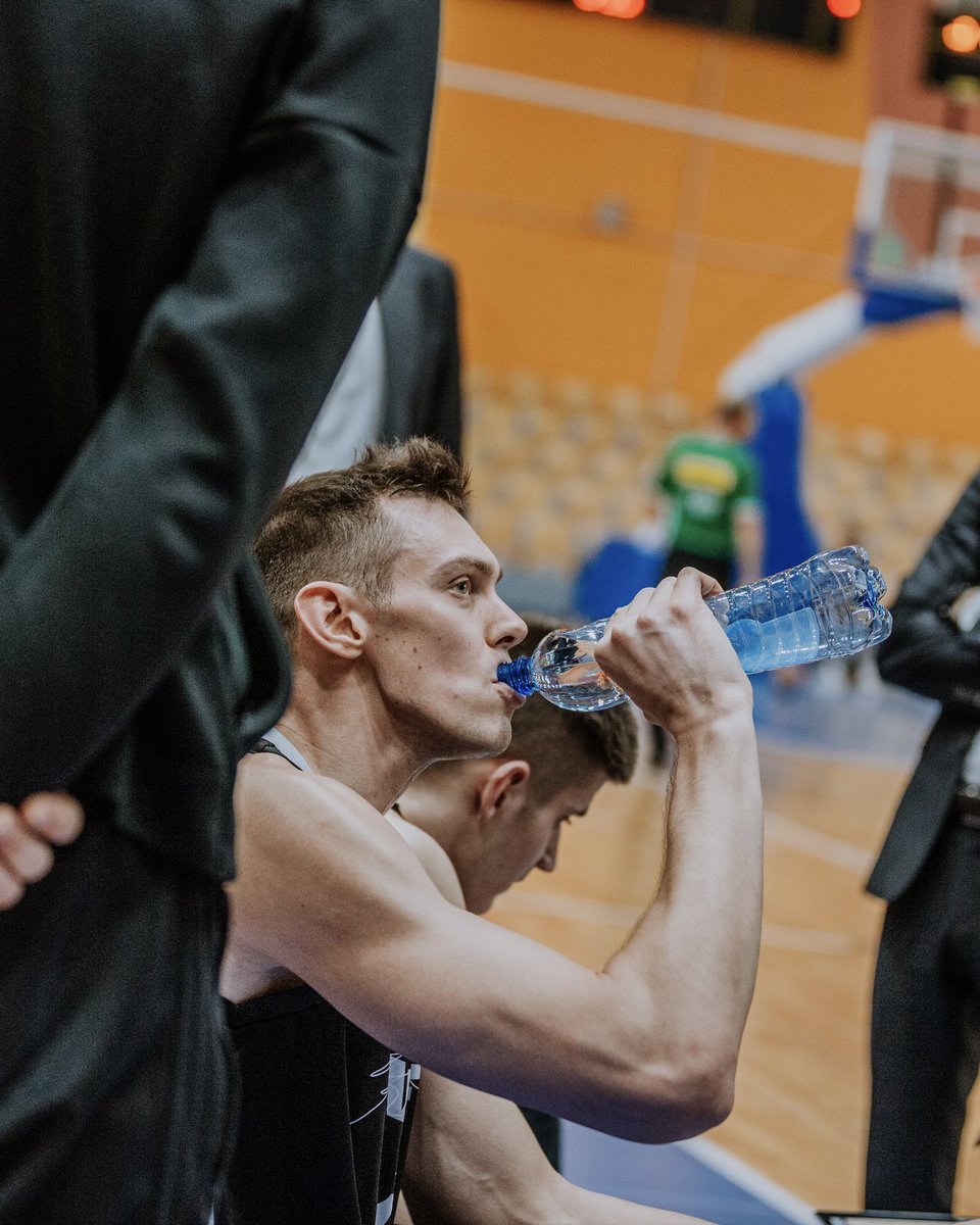 vefriga's tweet photo. Pasaules Ūdens dienā sakām lielu paldies mūsu ilggadējiem draugiem no @Svetavots, kas nodrošina komandu ar nepieciešamo ūdens daudzumu, lai atjaunotos treniņu un spēļu laikā. 💧 https://t.co/ZUdMLSCEY5