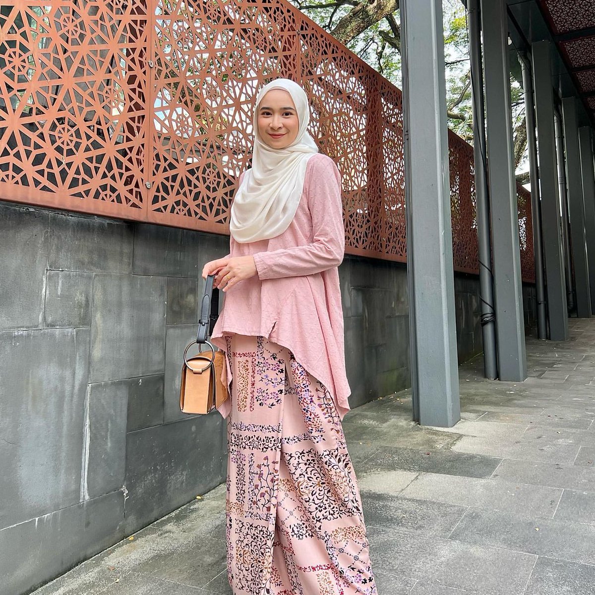 jarofhappinesss's tweet photo. Which kurung style do you prefer? 
rt for left                       like for right

#bajuraya #bajukurung #raya2022 #kurungflare #raya https://t.co/N2Fz4ahspY