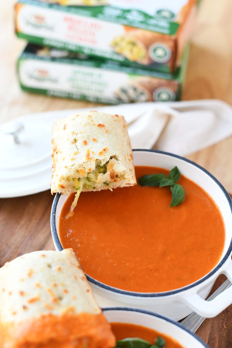 #AD Check out Del Monte® Veggieful™ Pocket Pie and tasty Tomato Soup Combo meal! It is ready in less than 30 minutes &amp; loaded with nutrients! Recipe:  sizzlingeats.com/tomato-soup-ca…  #MFFM2022 #FrozenFoodMonth