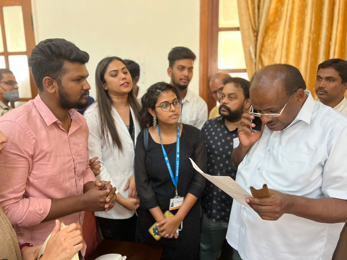 hd_kumaraswamy's tweet photo. ಆಗತ್ಯ ಇದ್ದಾಗ ಕೆಲಸ ಮಾಡಿಸಿಕೊಂಡು, ಅಗತ್ಯ ಇಲ್ಲದಿದ್ದಾಗ ಮನೆಗೆ ಹೋಗಿ ಎನ್ನುವುದು ಯಾವ ನ್ಯಾಯ?
ಕೋವಿಡ್ 1, 2 ಮತ್ತು 3ನೇ ಅಲೆಯ ತುರ್ತು  ಸಂದರ್ಭದಲ್ಲಿ ಸೋಂಕಿತರಿಗೆ ಚಿಕಿತ್ಸೆ ನೀಡಲು ಆಯುಷ್, ದಂತ ವೈದ್ಯರನ್ನು ಬಿಬಿಎಂಪಿ ನೇಮಕ ಮಾಡಿಕೊಂಡಿತ್ತು. 1/3 https://t.co/WiefhbpO9e