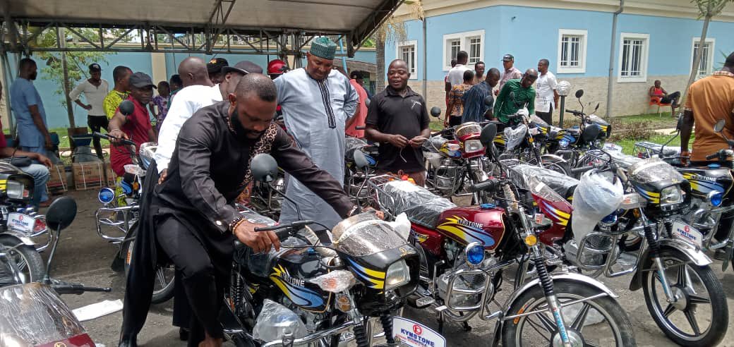 HonDansuki's tweet photo. Empowerment on the 21st of March,2022 for my constituents after a need assessment was carried out, I am always glad to give my people want they need to support them in their daily endeavors and businesses to improve their standard of living and cater for their families. https://t.co/C0BuLrNKxp