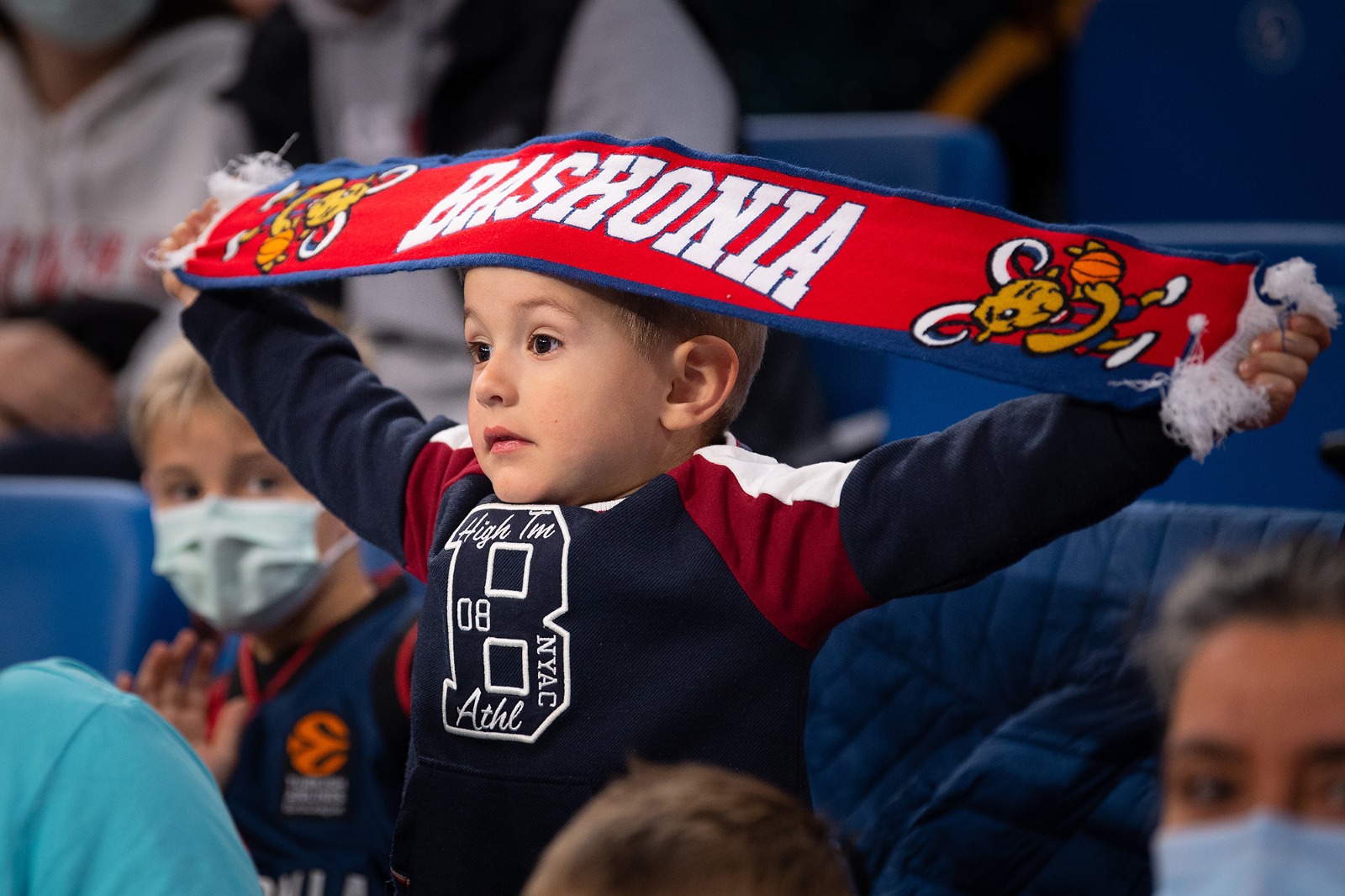 Baskonia'lı Küçük Bir Taraftar Elinde Baskonia Atkısıyla