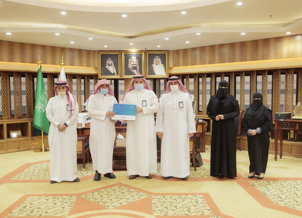 QassimUniv1's tweet photo. معالي رئيس #جامعة_القصيم يستقبل عميد كلية العلوم والآداب بـ #الرس الدكتور علي بن فريح العقلاء المشرف على المجمع الأكاديمي الغربي، ويتسلم التقرير السنوي للكلية لعام 1443هـ، بحضور وكلائها. https://t.co/lLPeKL2GZp
