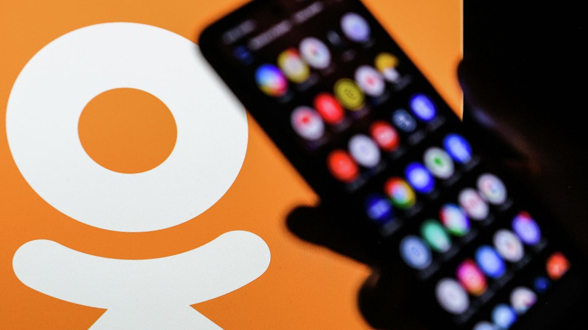 Ukrainian volunteers break through Russian propaganda by using Russian social networks VK and Odnoklassniki.
<a href="/antonprotsyuk/">Anton Protsiuk</a> spoke with two leaders of the initiative that organised hundreds of volunteers to text over 300,000 Russians. 👉 bit.ly/3N8lQhF