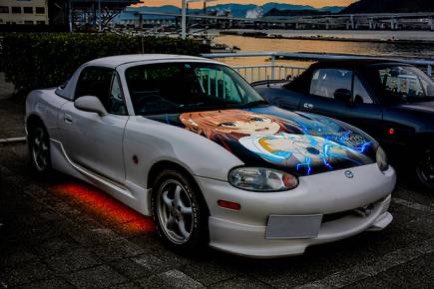 502oumc's tweet photo. 【部員紹介】
④部員唯一の痛車乗りのFJWRさん
愛車はNBロードスター！ボンネットには『#とある科学の超電磁砲』の #御坂美琴　がデザインされています😳白ボディ×黒ボンネット×痛車の相性が抜群で、どこでも注目を集める一台です❗️

#春から岡山大学　#春から岡大　#岡山大学　#自動車部　#OUMC https://t.co/fZOwz0YCwr