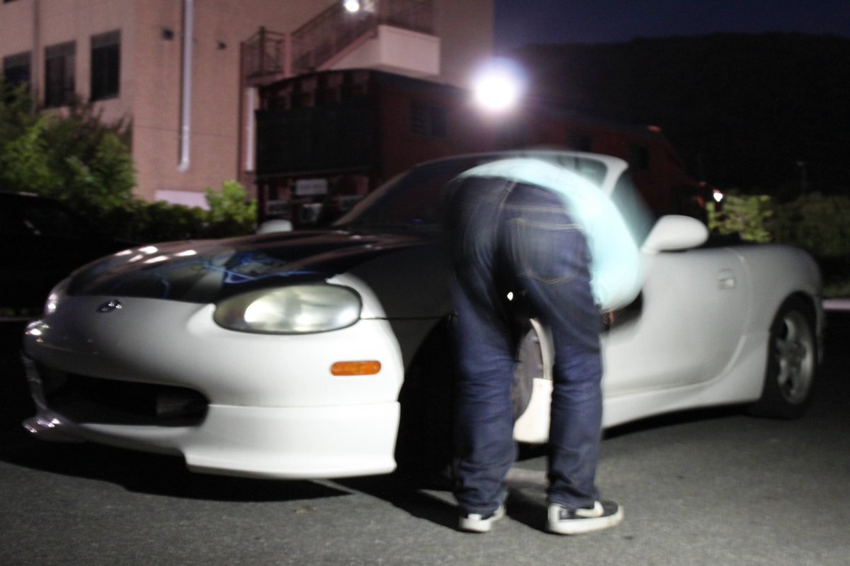 502oumc's tweet photo. 【部員紹介】
④部員唯一の痛車乗りのFJWRさん
愛車はNBロードスター！ボンネットには『#とある科学の超電磁砲』の #御坂美琴　がデザインされています😳白ボディ×黒ボンネット×痛車の相性が抜群で、どこでも注目を集める一台です❗️

#春から岡山大学　#春から岡大　#岡山大学　#自動車部　#OUMC https://t.co/fZOwz0YCwr