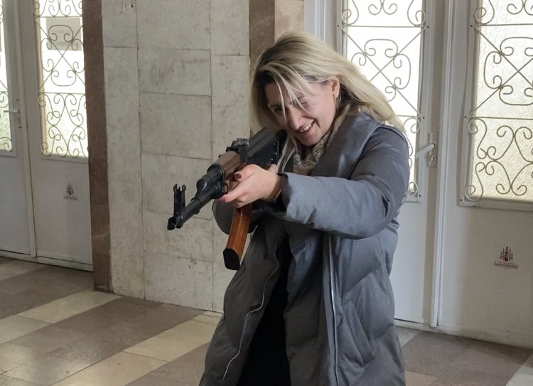 #Ukraine 🇺🇦: in a training center that helps civilians to learn how to use weapons and how to shoot. Impressive massive presence of women.
